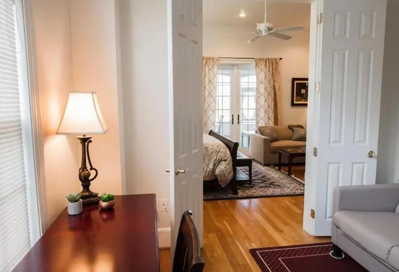 デラックススイート, Loudoun Valley Manor B&b