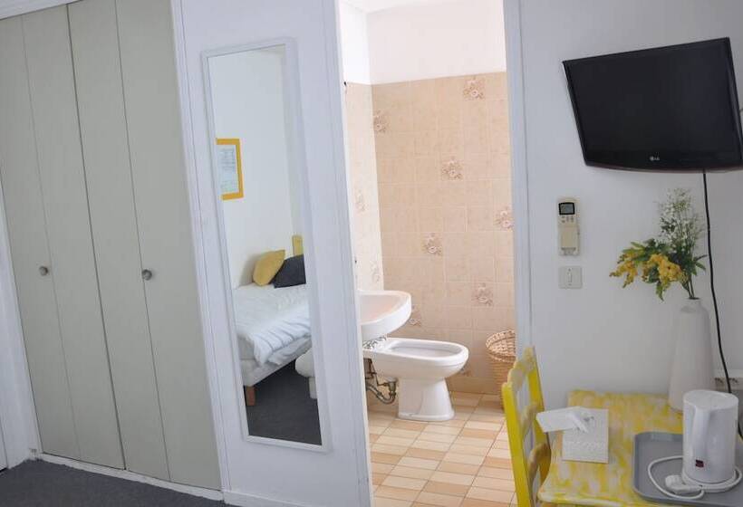 חדר סטנדרט לשלושה, Hôtel Les Mimosas