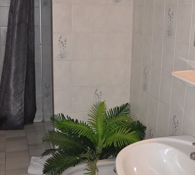 Номер Стандарт Трехместный, Hôtel Les Mimosas