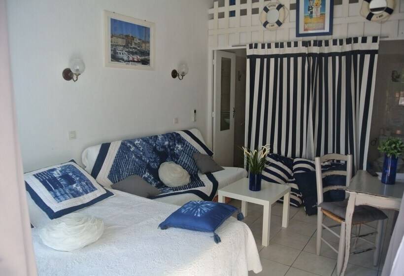 חדר סטנדרט לשלושה עם טרסה, Hôtel Les Mimosas