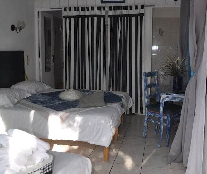 חדר סטנדרט לשלושה עם טרסה, Hôtel Les Mimosas