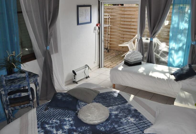 חדר סטנדרט לשלושה עם טרסה, Hôtel Les Mimosas