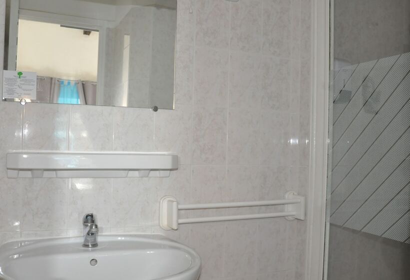 חדר סטנדרט לשלושה עם טרסה, Hôtel Les Mimosas