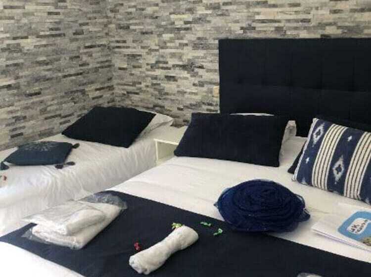 חדר משפחתי, Hôtel Les Mimosas