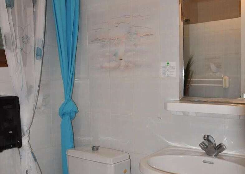 חדר משפחתי, Hôtel Les Mimosas