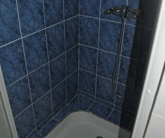 חדר משפחתי, Hôtel Les Mimosas