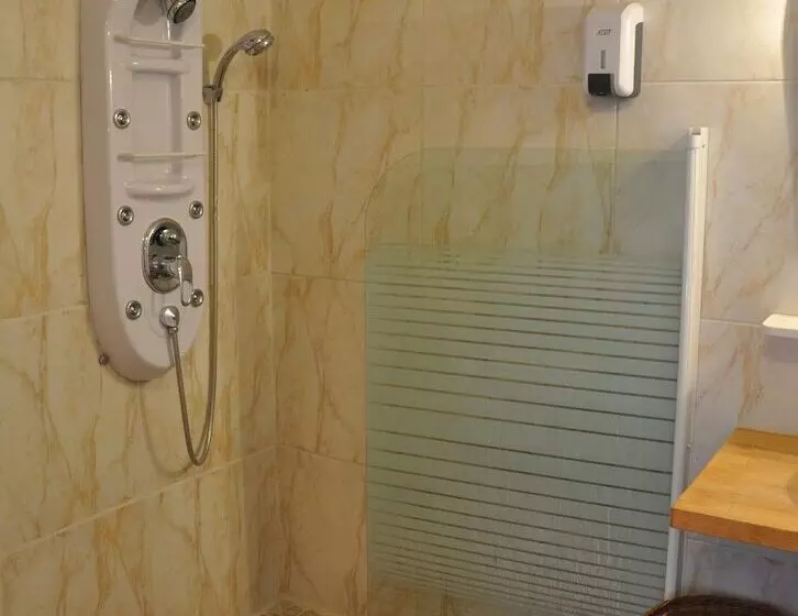 スタンダードスタジオ, Hôtel Les Mimosas