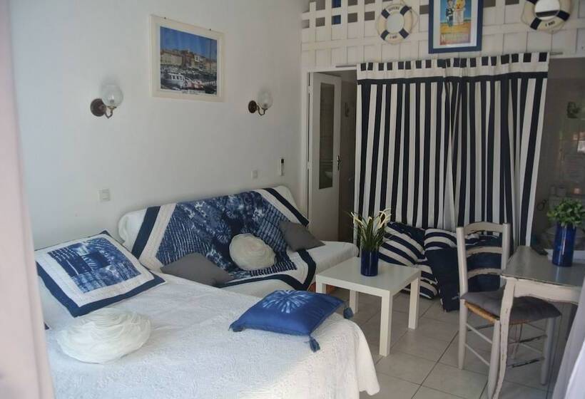 חדר סטנדרט לשלושה עם טרסה, Hôtel Les Mimosas