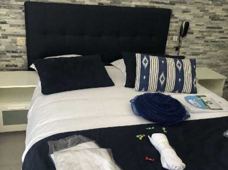 חדר משפחתי, Hôtel Les Mimosas