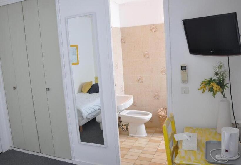 חדר סטנדרט לשלושה, Hôtel Les Mimosas