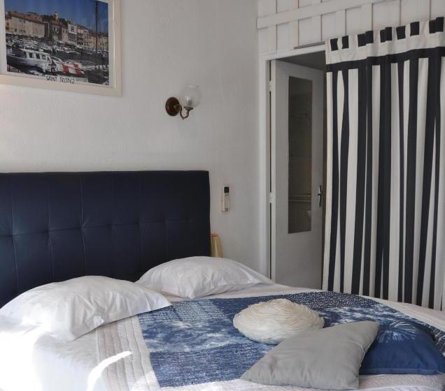 חדר סטנדרט לשלושה עם טרסה, Hôtel Les Mimosas