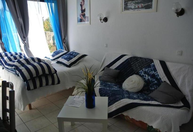 חדר סטנדרט לשלושה עם טרסה, Hôtel Les Mimosas