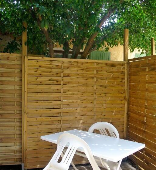 חדר סטנדרט לשלושה עם טרסה, Hôtel Les Mimosas