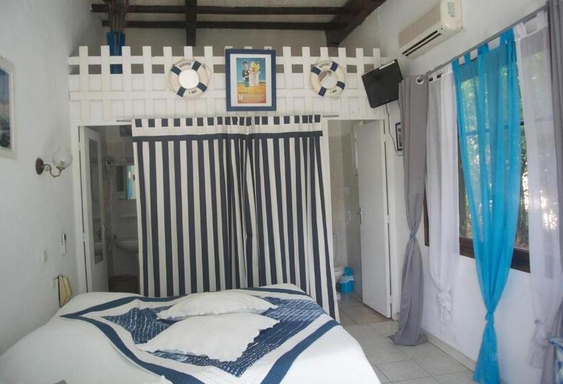 חדר סטנדרט לשלושה עם טרסה, Hôtel Les Mimosas