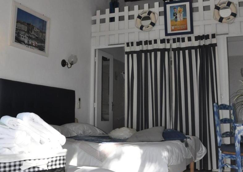 חדר סטנדרט לשלושה עם טרסה, Hôtel Les Mimosas