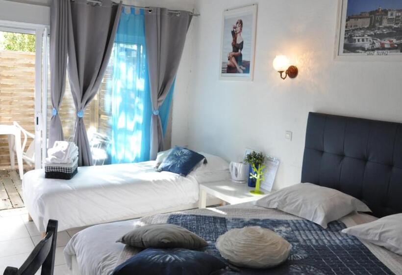 חדר סטנדרט לשלושה עם טרסה, Hôtel Les Mimosas