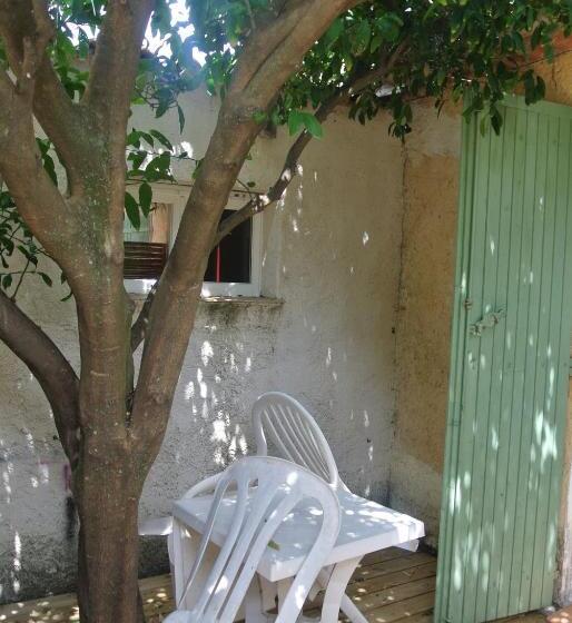 חדר משפחתי, Hôtel Les Mimosas