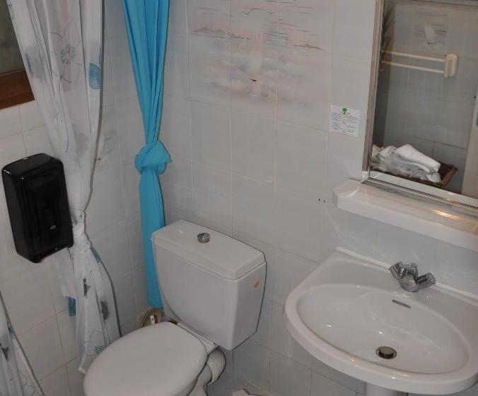 חדר משפחתי, Hôtel Les Mimosas