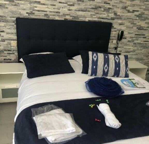 חדר משפחתי, Hôtel Les Mimosas