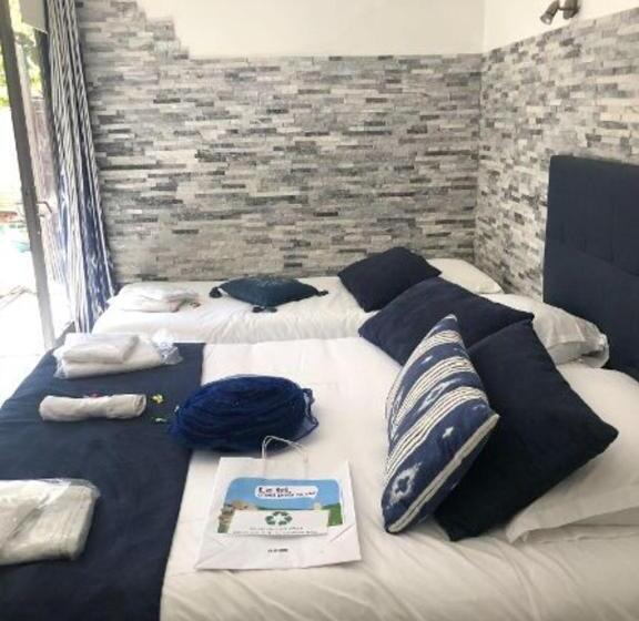 חדר משפחתי, Hôtel Les Mimosas