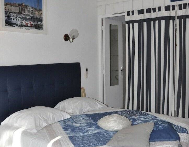 חדר סטנדרט לשלושה עם טרסה, Hôtel Les Mimosas