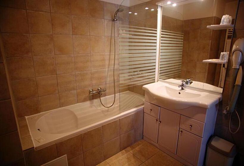 Номер Стандарт Трехместный, Le Petit Manoir Logis