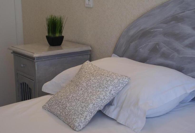 Четырехместный Номер Стандарт, Le Petit Manoir Logis