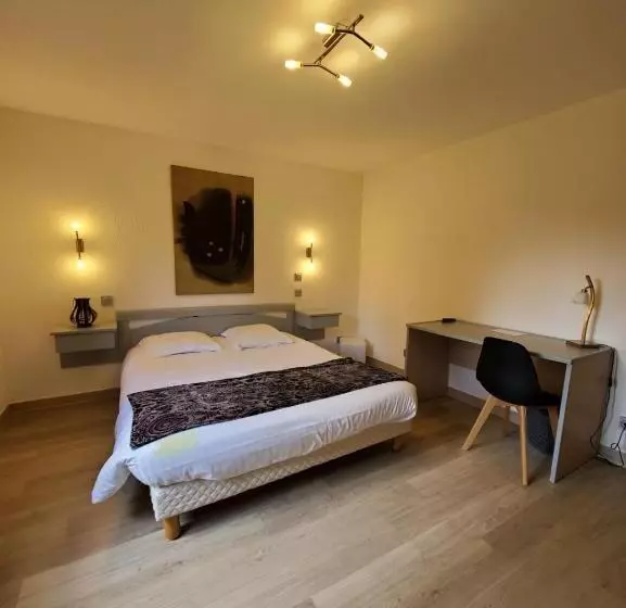Standard Kolmen Hengen Huone, Les Cèdres Bleus