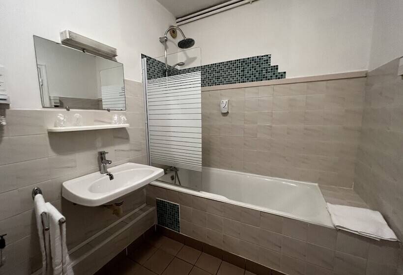 غرفة عائلية, Les Montois