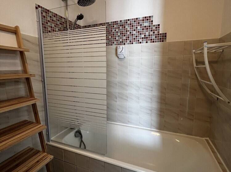 غرفة عائلية, Les Montois