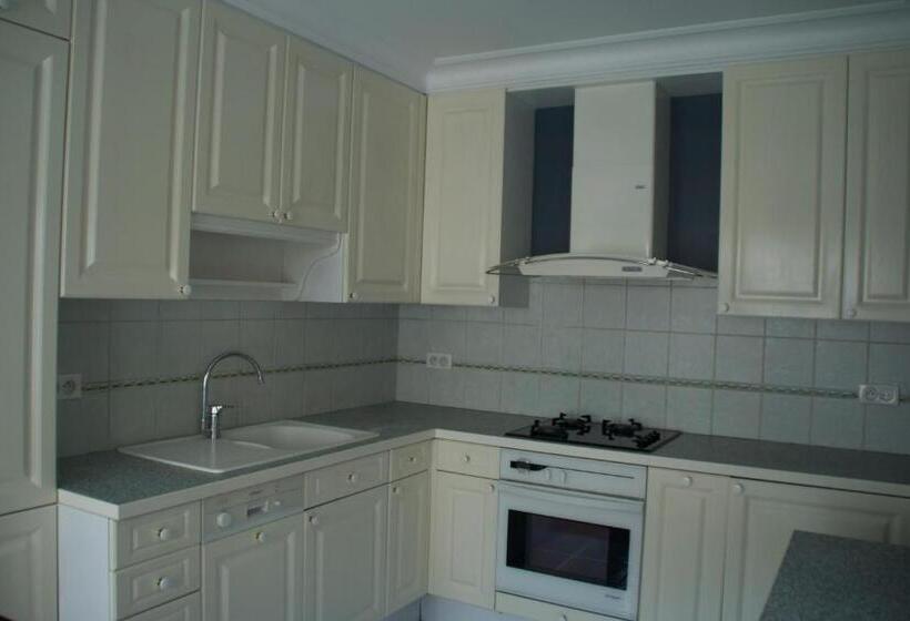 דירת חדר, Restaurant Les Capucins