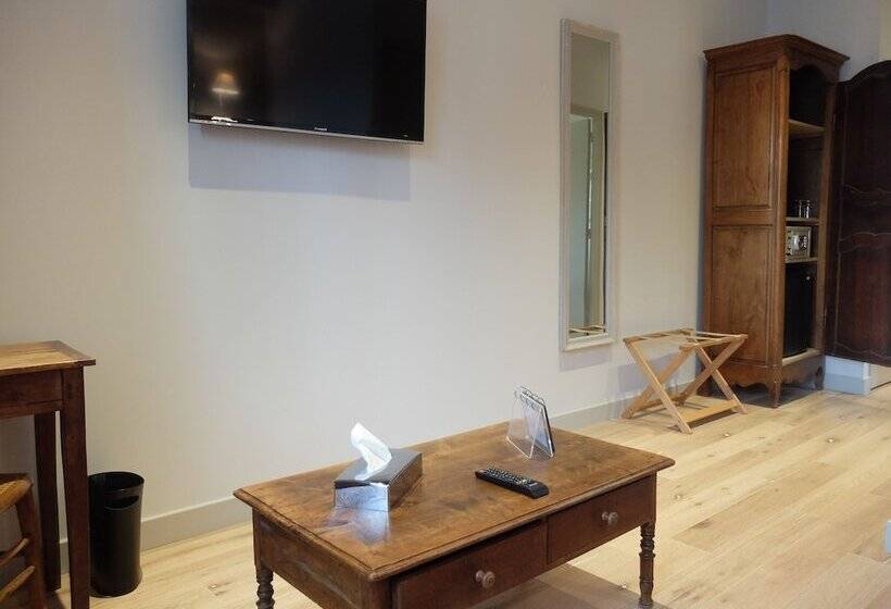 جناح جونيور, Auberge Du Grand Dauphin