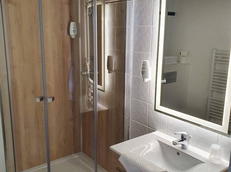 חדר סטנדרט לשלושה, Du Commerce