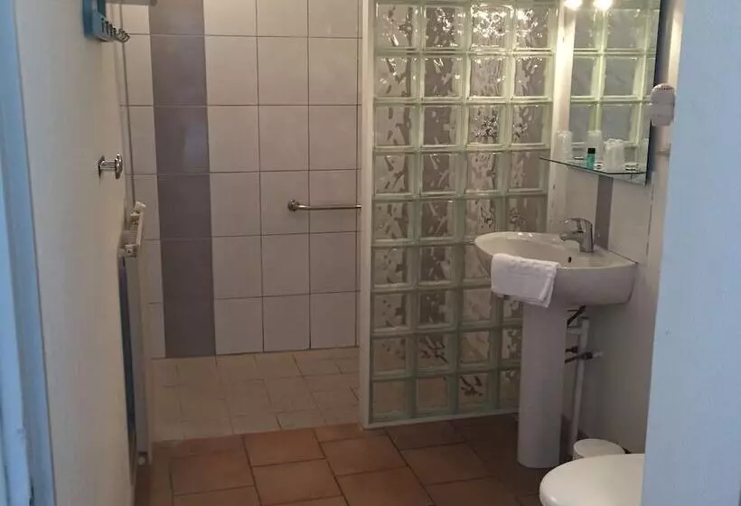 Standard Neljän Hengen Huone, Du Commerce