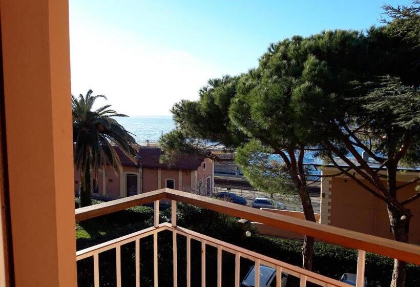 Comfort room with balcony, Esperia