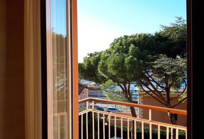 Comfort room with balcony, Esperia