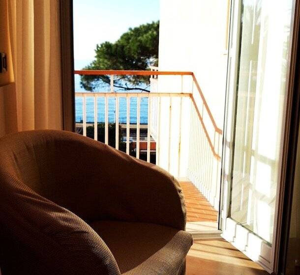 Comfort room with balcony, Esperia