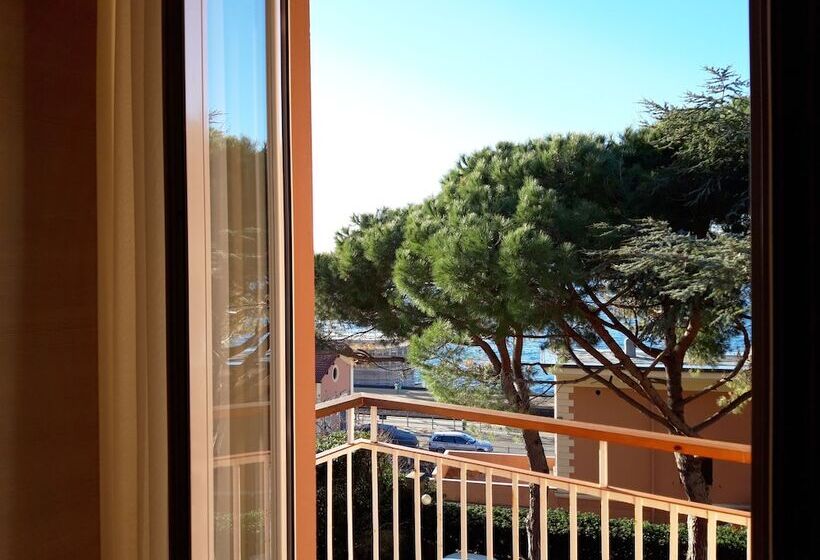 Comfort room with balcony, Esperia