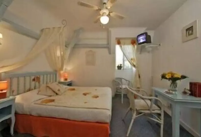 スタンダードルーム, Hostellerie Du Passeur   Hôtel & Restaurant   Climatisation Et Piscine Chauffée