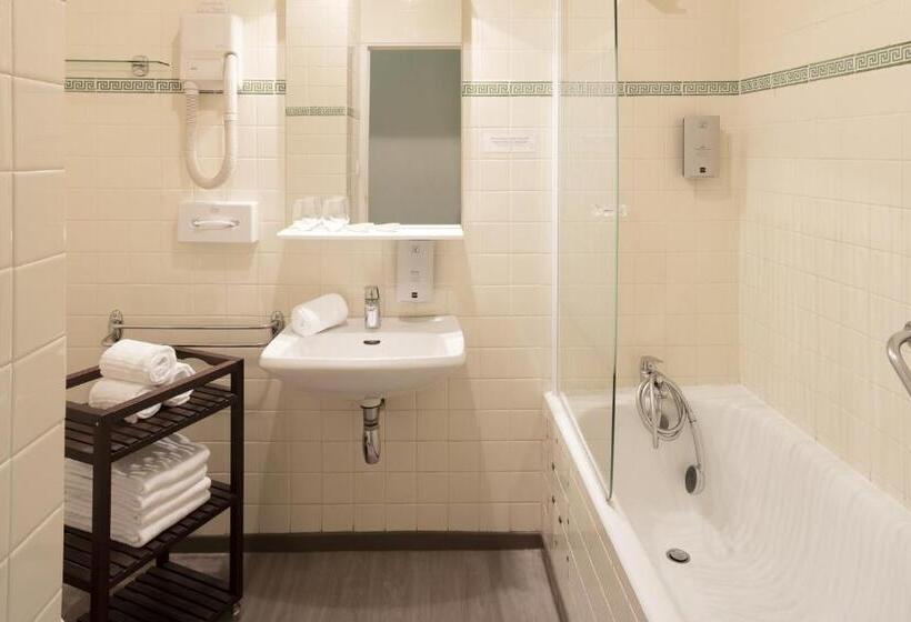 اتاق استاندارد با تراس, Logis Hôtel Restaurant Les Cèdres