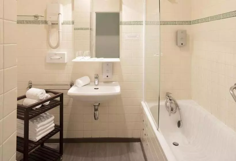 テラス付きスタンダードルーム, Logis Hôtel Restaurant Les Cèdres