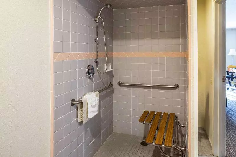 اتاق استاندارد, Quality Inn & Suites Tulare