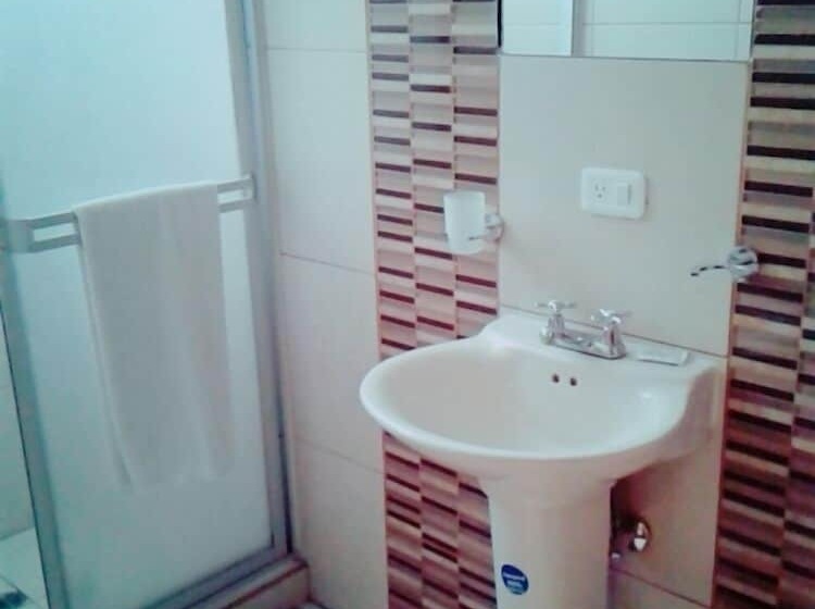 חדר סטנדרט לשלושה, Galaxy Apart