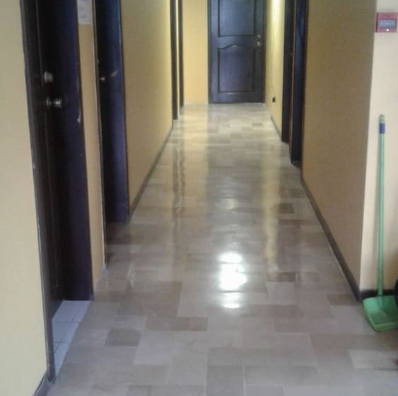 חדר סטנדרט לשלושה, Galaxy Apart