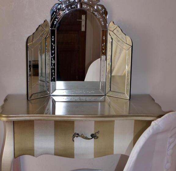 豪华房间, Le Chapeau Rouge