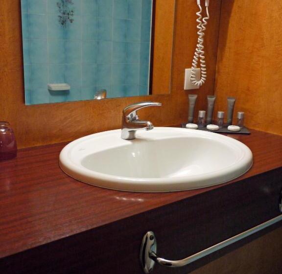 三人经典房间, Le Chapeau Rouge