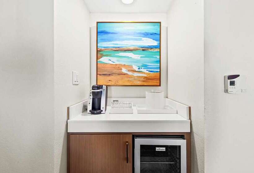 غرفة ديلوكس سرير كينج, Rushhh Daytona Beach, Tapestry Collection By Hilton