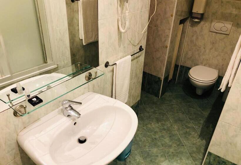 غرفة ديلوكس, Ferrucci