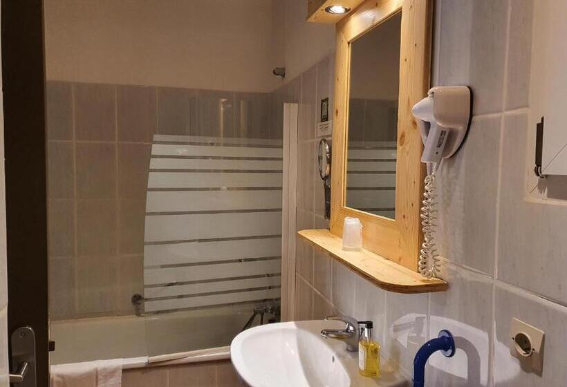 스탠다드 룸, Logis Hôtel Restaurant L Escarbille