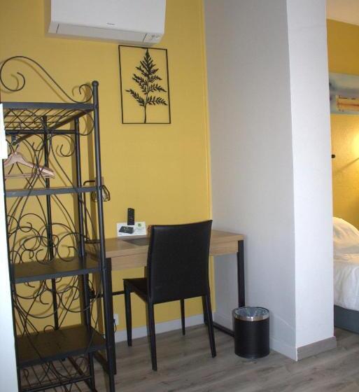 Номер Стандарт Трехместный, Logis Hôtel Le Clement V